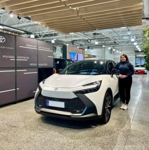 Tämä upeasti hohtava helmiäisvalkoinen Toyota C-HR luovutettiin uudelle omistajalleen Sannalle 🤍 Turvallisia kilometrejä koko Ta...