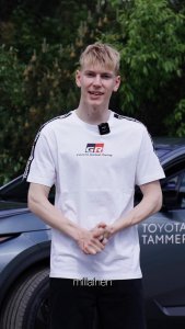 Rallikuski Sami Pajari hyppää uuden Toyota C-HR+ -sähköauton rattiin ja ottaa tuntumaa Toyotan uuteen sähköiseen tulokkaaseen