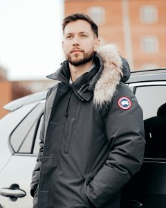 Sähköautoiluun siirtyminen herättää monilla kysymyksiä: riittääkö toimintamatka arjen tarpeisiin, kuinka lataaminen onnistuu ja ...